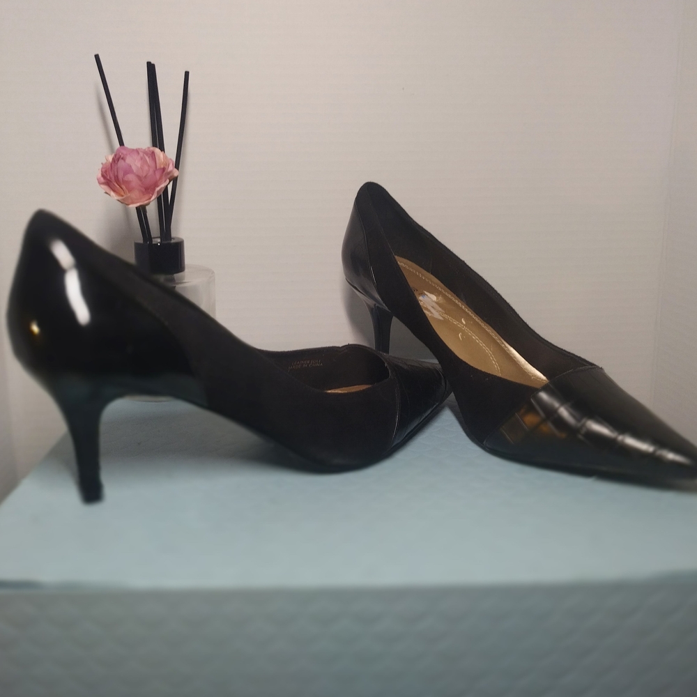 Tahari Black Pointed Toe Heel Woman's 'Shoes